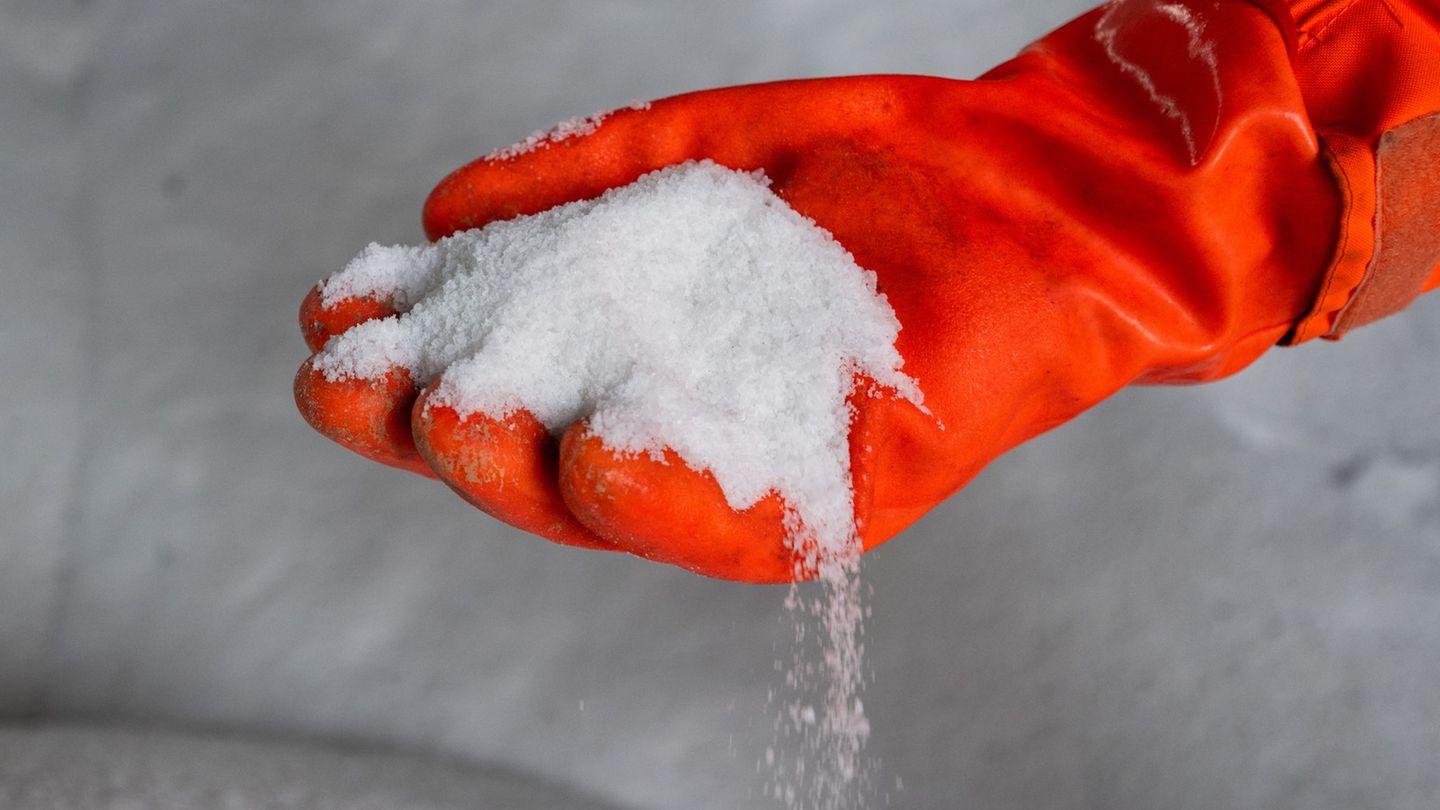 Gericht stoppt Einsatz von Streusalz in Berlin. (Symbolbild) Foto: Christophe Gateau/dpa