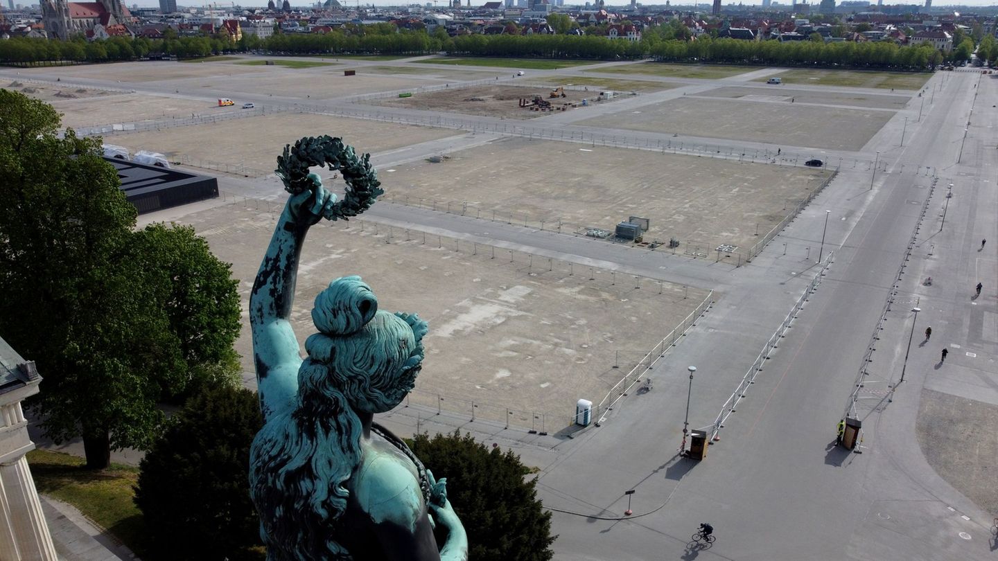 Die Veranstalter haben den Behörden eine Großdemonstration auf der Theresienwiese angezeigt. Foto: Peter Kneffel/dpa