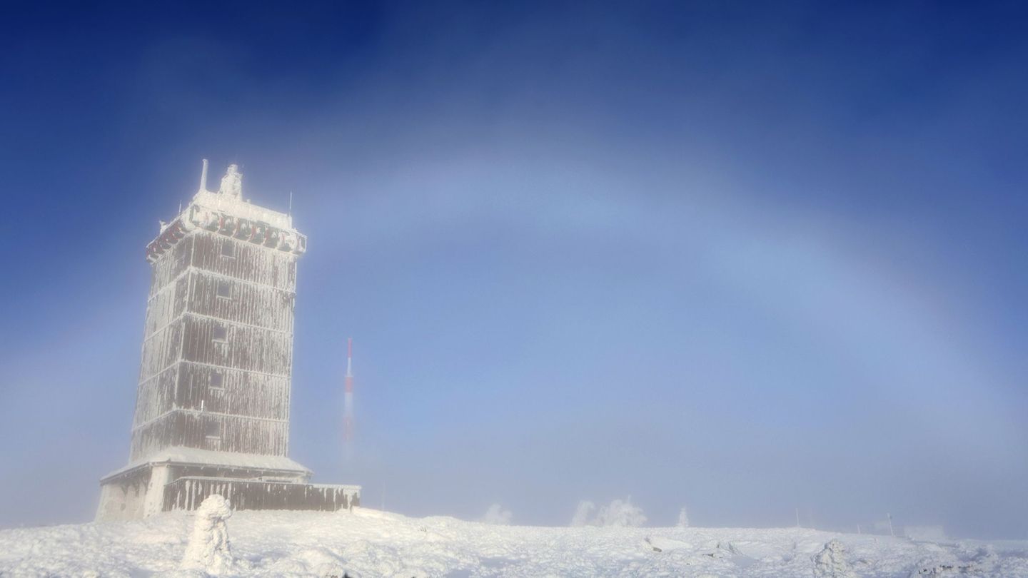 Der Nebelbogen wird auch als "weißer Regenbogen" bezeichnet. Foto: Matthias Bein/dpa