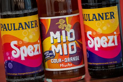 Im Spezi-Streits kritisiert Paulaner die Farbgestaltung der Cola-Orange-Mische von Mio Mio. Die Bayern erinnert sie zu sehr an d