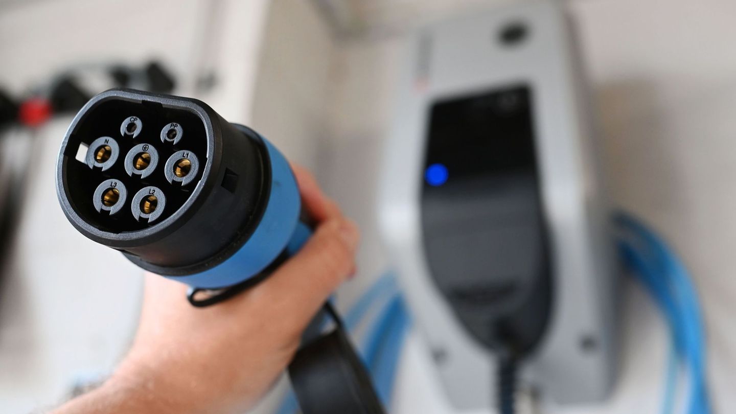 Zwei Männer haben sich in Spaichingen geprügelt - wegen einer Wallbox. (Symbolbild) Foto: Uli Deck/dpa/dpa-tmn