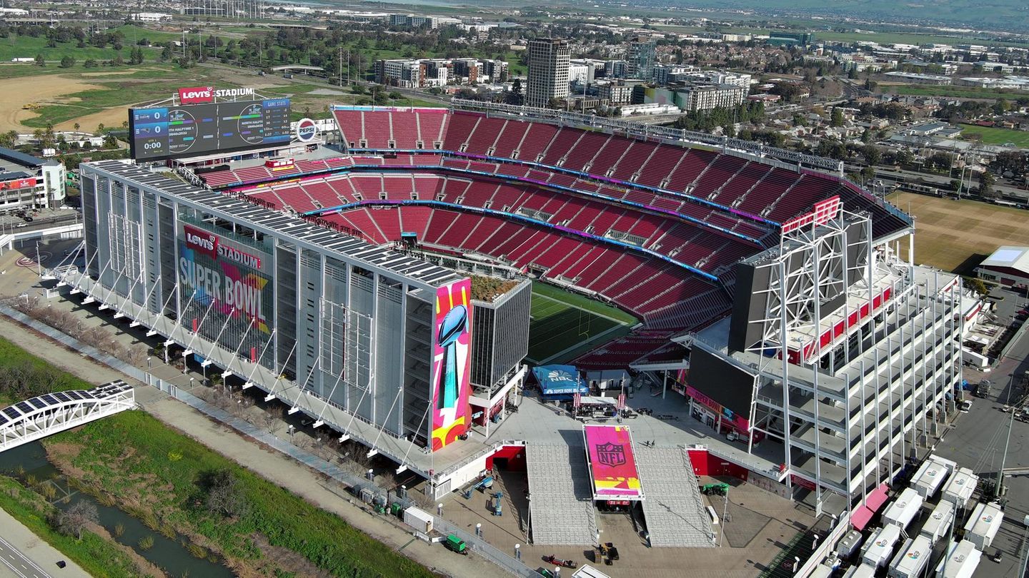 Alle Wege führen nach Kalifornien  Das mag Donald Trump nicht gefallen: Ausgerechnet im von ihm verhassten Kalifornien finden die nächsten beiden Austragungen des Super Bowls statt. Gastgeber in diesem Jahr sind die San Francisco 49ers, deren Stadion streng genommen gar nicht in San Francisco liegt, sondern im eine Autostunde südlich gelegenen Santa Clara. Erst zum zweiten Mal nach 2016 gastiert hier die NFL zum Endspiel, allerdings wurde das Levi's Stadium auch erst 2014 eröffnet. Im kommenden Jahr ist erneut Los Angeles Gastgeber des Super Bowls. Am häufigsten wurde das Endspiel bislang in Miami und New Orleans ausgetragen