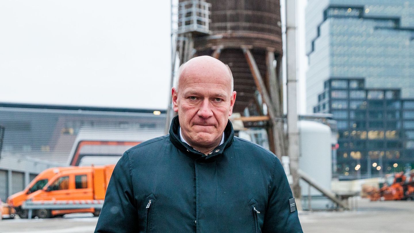 Berlins Regierender Bürgermeister Kai Wegner (CDU geht auf dem Betriebsgelände der BSR an Streugut-Silos und Winterräumfahrzeuge