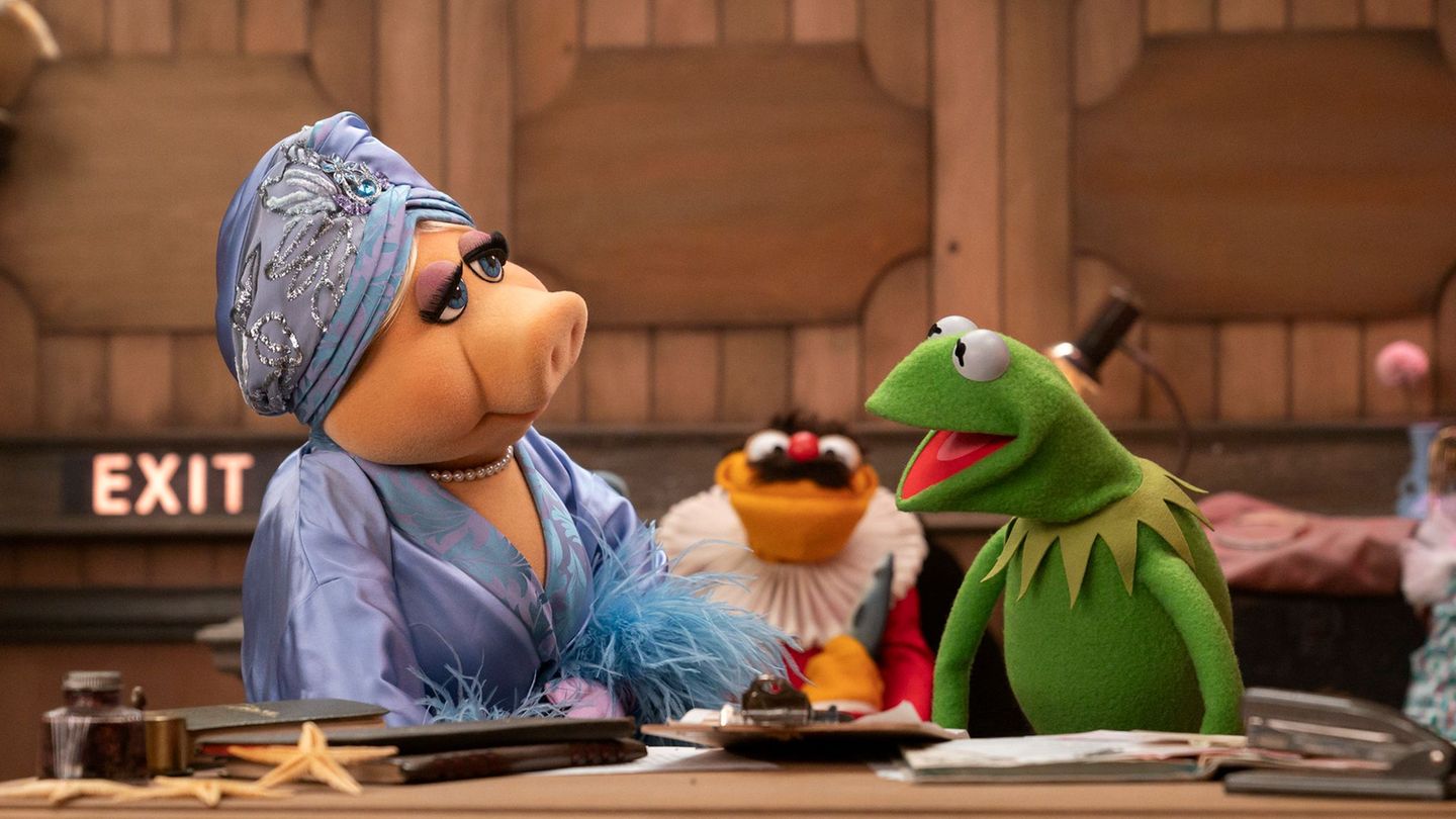 Miss Piggy (l-r), Lew Zealand und Kermit feiern sich selbst in einem Special zum 50. Jubiläum der Originalserie auf Disney+. Fot
