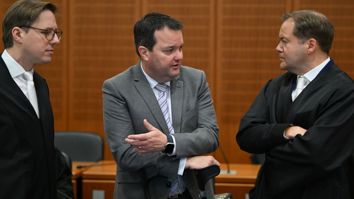 Freispruch vor dem Landgericht für den ehemaligen DFB-Schatzmeister Stephan Osnabrügge (M). (Archivbild) Foto: Arne Dedert/dpa