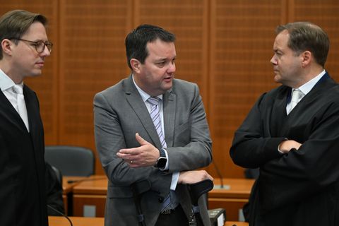 Freispruch vor dem Landgericht für den ehemaligen DFB-Schatzmeister Stephan Osnabrügge (M). (Archivbild) Foto: Arne Dedert/dpa