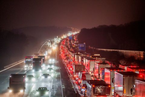 Nach heftigen Schneefällen sorgten festgefahrene Lkw in Hessen für lange Staus - wie hier auf der Autobahn 3 bei Medenbach. Foto