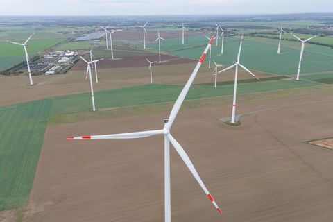 Die Freien Wähler in Ostdeutschland verlangen eine Vetorecht beim Ausbau der Windkraft (ArchivbildI). Foto: Sebastian Kahnert/dp