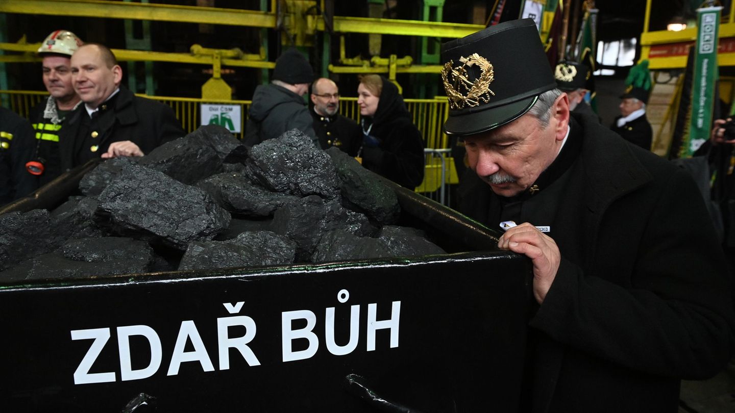 Bergleute bringen die symbolische letzte Lore an die Oberfläche. Foto: Ožana Jaroslav/CTK/dpa