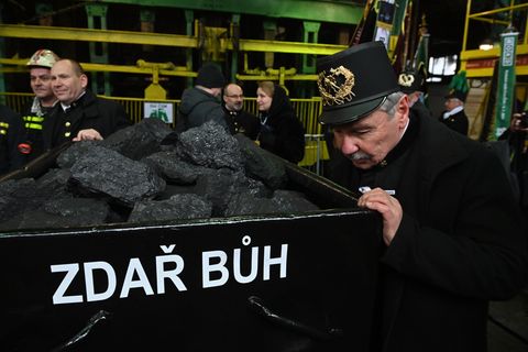 Bergleute bringen die symbolische letzte Lore an die Oberfläche. Foto: Ožana Jaroslav/CTK/dpa