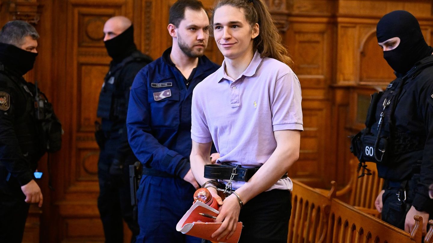 Die deutsche Person Maja T. (2.v.r.) ist in Budapest wegen Angriffen auf mutmaßliche Rechtsextremisten zu acht Jahren Gefängnis