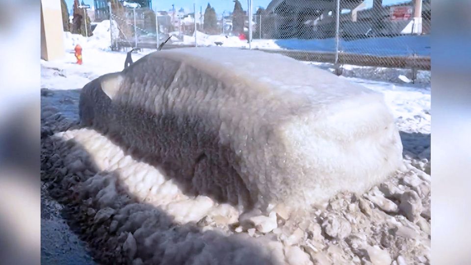 Pkw im Eismantel – geplatzte Wasserleitung friert Auto komplett ein