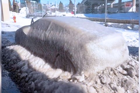 Pkw im Eismantel – geplatzte Wasserleitung friert Auto komplett ein