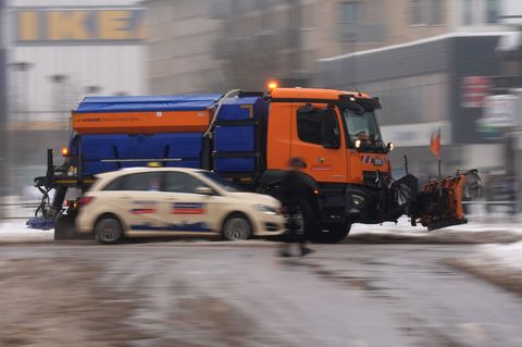 Der Winterdienst ist erneut mit mehr als 360 Fahrzeugen im Einsatz. (Archivbild) Foto: Marcus Brandt/dpa