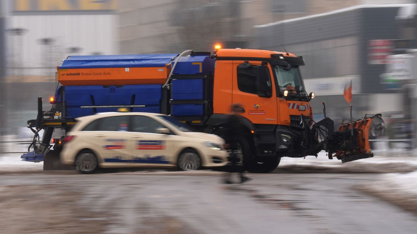 Der Winterdienst ist erneut mit mehr als 360 Fahrzeugen im Einsatz. (Archivbild) Foto: Marcus Brandt/dpa
