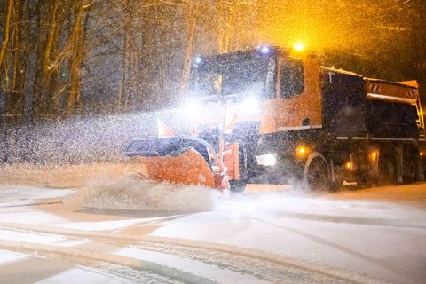 Streikbedingt sind Räumfahrzeuge nicht überall regulär im Einsatz. (Archivbild) Foto: Julian Stratenschulte/dpa