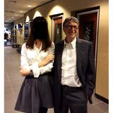 Bill Gates neben einer unbekannten Frau