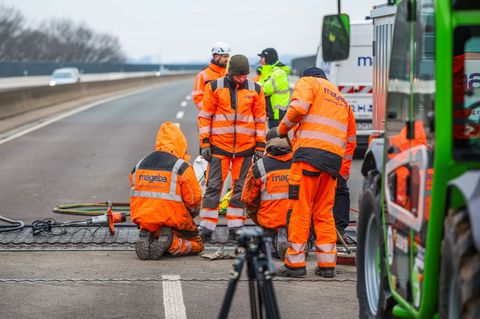Der Schaden an der Brücke musste zwischen fester Fahrbahn und Brückenkörper behoben werden. Foto: Christoph Reichwein/dpa