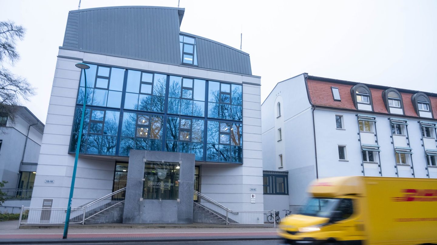 Ein 35-Jähriger muss sich in Neubrandenburg wegen des Vorwurfs des Totschlags vor Gericht verantworten. (Archivbild) Foto: Stefa