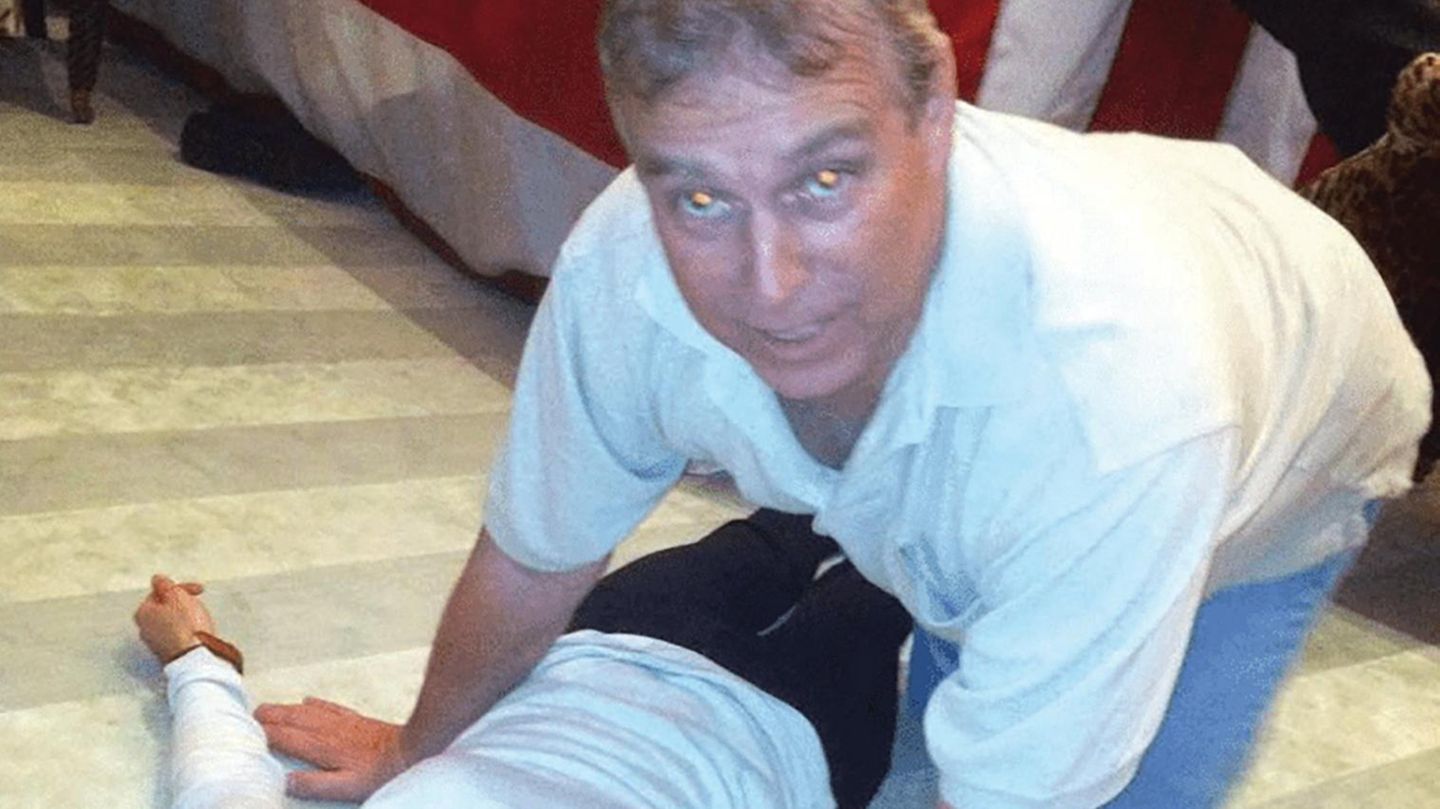 Prinz Andrew beugt sich über eine Frau