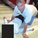 Prinz Andrew beugt sich über eine Frau