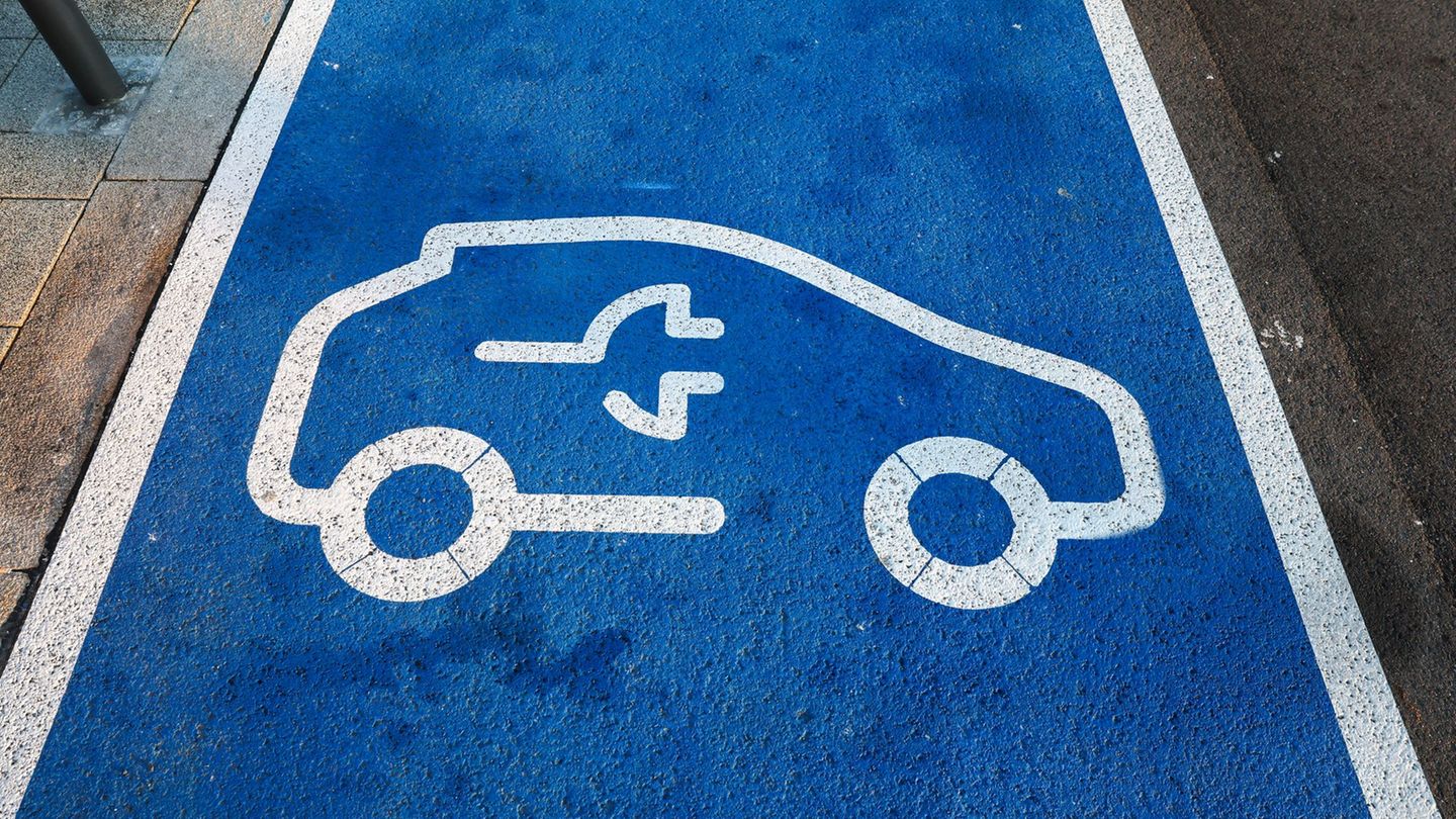 In Sachsen-Anhalt gibt es vielerorts öffentliche Ladepunkte für Elektrofahrzeuge. (Symbolbild) Foto: Jan Woitas/dpa