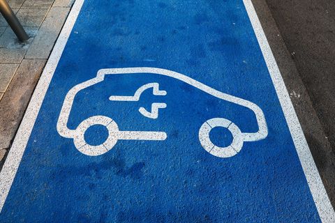 In Sachsen-Anhalt gibt es vielerorts öffentliche Ladepunkte für Elektrofahrzeuge. (Symbolbild) Foto: Jan Woitas/dpa