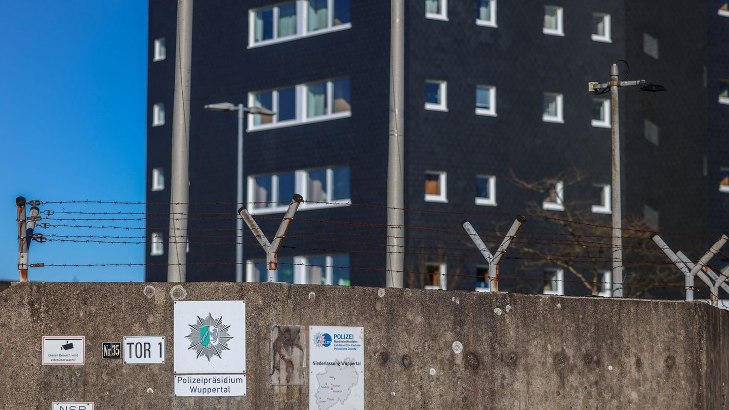 Die Beschäftigten der Polizei ertragen an der Müngstener Straße in Wuppertal seit vielen Jahren unhaltbare Zustände. Foto: Chris