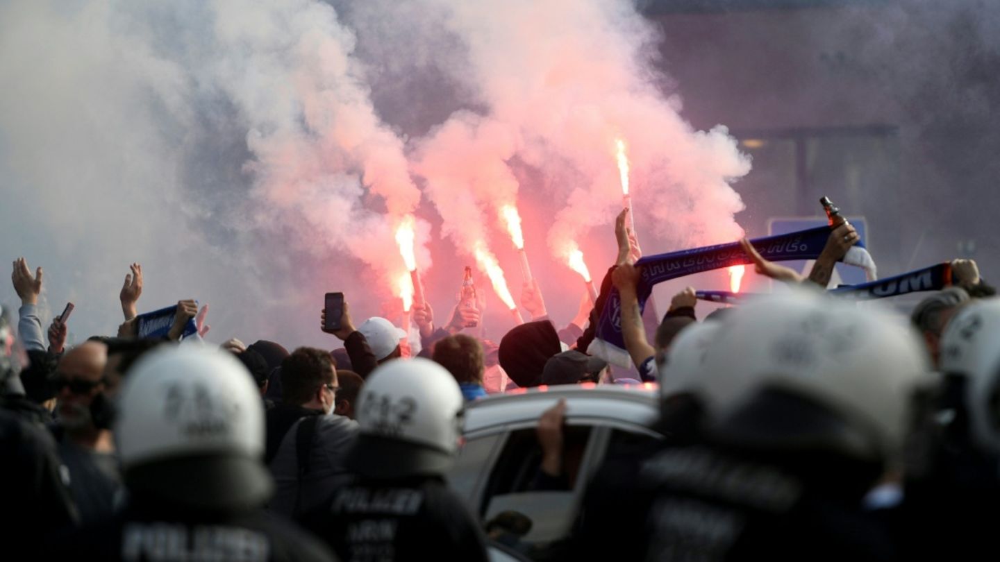 Fußballfans mit Pyrotechnik