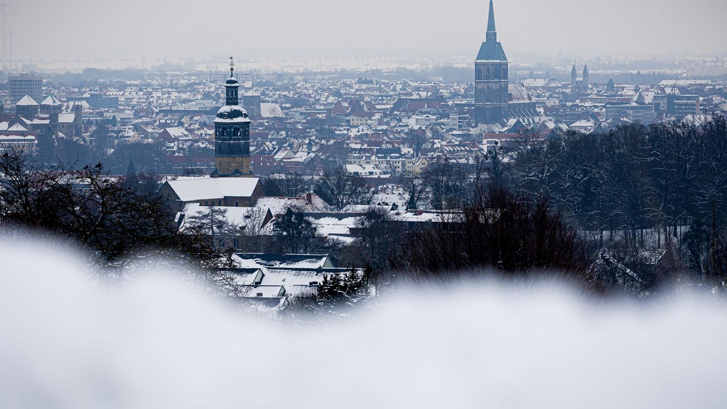 Blick auf Hildesheim: Hier erprobt Niedersachsen ein Netzwerk für nahtlose Jobwechsel. (Archivbild) Foto: Moritz Frankenberg/dpa