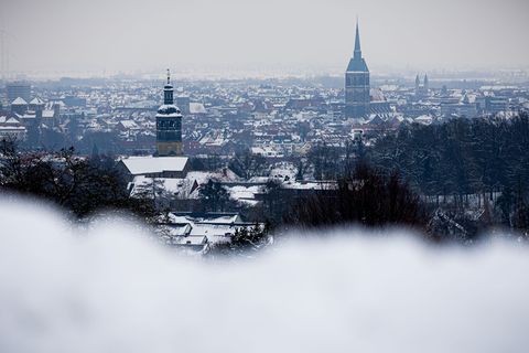 Blick auf Hildesheim: Hier erprobt Niedersachsen ein Netzwerk für nahtlose Jobwechsel. (Archivbild) Foto: Moritz Frankenberg/dpa