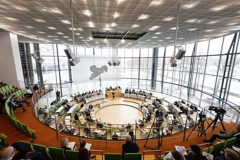 Ein Saaldiener führte Dornau hinaus. Foto: Sebastian Kahnert/dpa