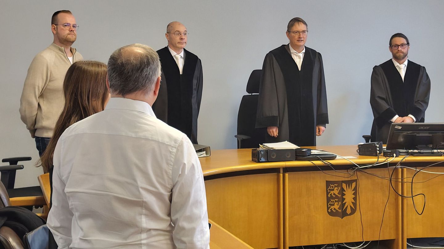 Spätestens Ende November 2018 soll das Unternehmen des Angeklagten zahlungsunfähig gewesen sein. Foto: Felix Müschen/dpa