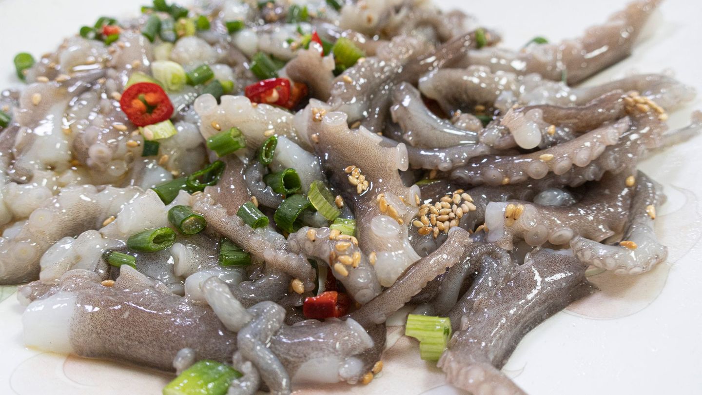 Sannakji hat schon mehrere Menschenleben gefordert. Die koreanische Spezialität besteht aus frischen Oktopus-Stücken, die erst direkt vor dem Servieren zubereitet werden. Dadurch bewegen sich die Tentakel noch – auf dem Teller und im Mund. Wird das Gericht nicht gründlich gekaut, kann es lebensgefährlich werden. Die Saugnäpfe der Tentakel haften sich an Mund, Rachen oder Speiseröhre fest. Im schlimmsten Fall führt das zum Ersticken – mit tödlichem Ausgang.