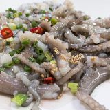 Sannakji hat schon mehrere Menschenleben gefordert. Die koreanische Spezialität besteht aus frischen Oktopus-Stücken, die erst direkt vor dem Servieren zubereitet werden. Dadurch bewegen sich die Tentakel noch – auf dem Teller und im Mund. Wird das Gericht nicht gründlich gekaut, kann es lebensgefährlich werden. Die Saugnäpfe der Tentakel haften sich an Mund, Rachen oder Speiseröhre fest. Im schlimmsten Fall führt das zum Ersticken – mit tödlichem Ausgang.