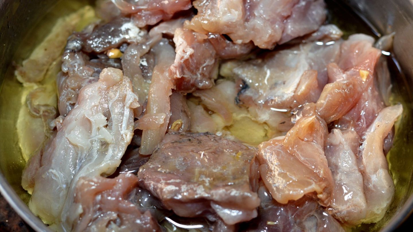 Auch bei Fesikh, einem fermentierten Fischgericht aus Ägypten, besteht Gesundheitsgefahr. Wird der Graubarbenfisch nicht fachgerecht zubereitet oder zu wenig gesalzen, können sich gefährliche Bakterien bilden. Diese können Vergiftungen wie Botulismus auslösen – mit Symptomen wie Übelkeit, Lähmungen und im schlimmsten Fall tödlichem Ausgang. Zum Frühlingsfest Sham el-Nessim wird Fesikh traditionell gegessen – und jedes Jahr landen danach Menschen im Krankenhaus.