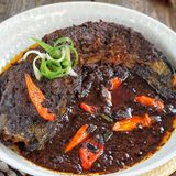 Die Samen des Dschungelbaums Pangium edule sind in der indonesischen und malaiischen Küche als Gewürz beliebt. Sie geben Gerichten ihre charakteristische schwarze Farbe. Doch vor der Verwendung muss das Gift aus den Früchten entfernt werden – ein aufwendiger Prozess. Besonders die Schale enthält viel Blausäure, die stark giftig ist und in größerer Menge tödlich sein kann.