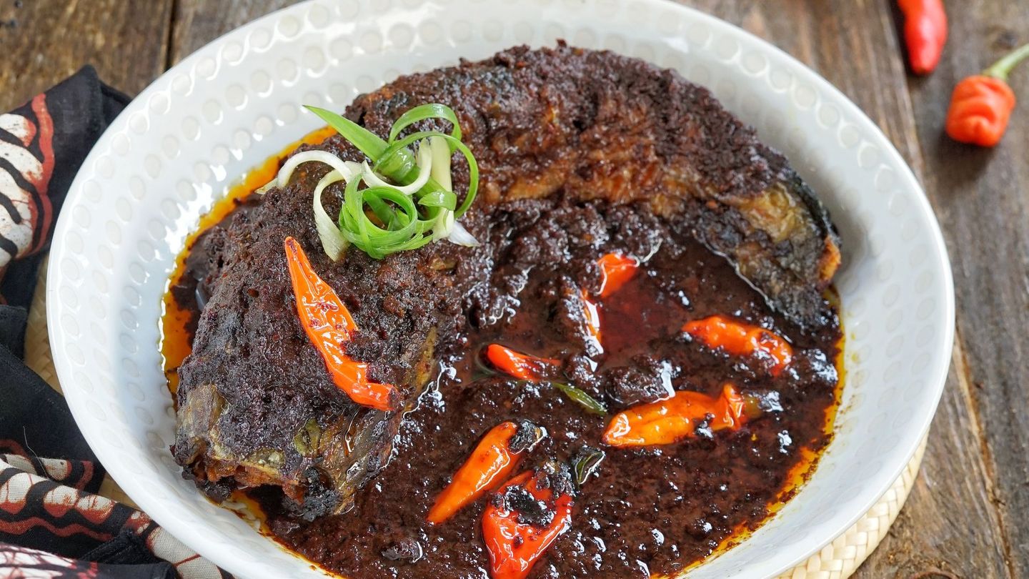 Die Samen des Dschungelbaums Pangium edule sind in der indonesischen und malaiischen Küche als Gewürz beliebt. Sie geben Gerichten ihre charakteristische schwarze Farbe. Doch vor der Verwendung muss das Gift aus den Früchten entfernt werden – ein aufwendiger Prozess. Besonders die Schale enthält viel Blausäure, die stark giftig ist und in größerer Menge tödlich sein kann.