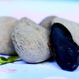 Damit Pangium edule unbedenklich verzehrt werden kann, wird die Frucht zunächst mehrere Tage in frischem Wasser eingeweicht. Anschließend wird sie gekocht, in Bananenblätter gewickelt und für einige Wochen in der Erde vergraben. Während dieser Zeit verändert sich die ursprünglich cremeweiße Fruchtfarbe zu tiefschwarz – ein Zeichen dafür, dass die Blausäure abgebaut wurde. Danach können die Samen zu Pulver gemahlen werden.