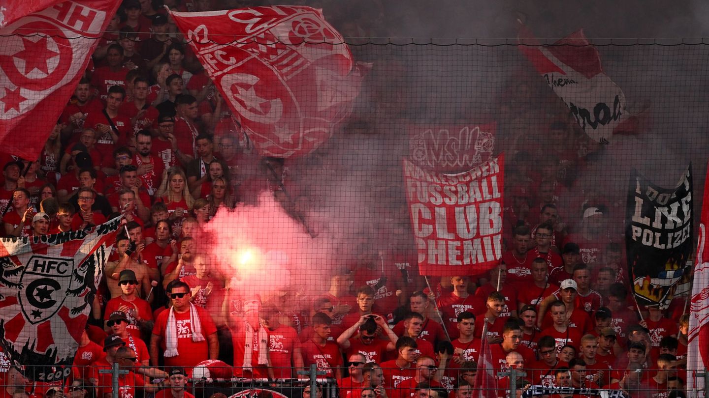 Noch können die Fans des Halleschen FC auf das Spiel gegen Erfurt hoffen. (Archivbild) Foto: Hendrik Schmidt/dpa