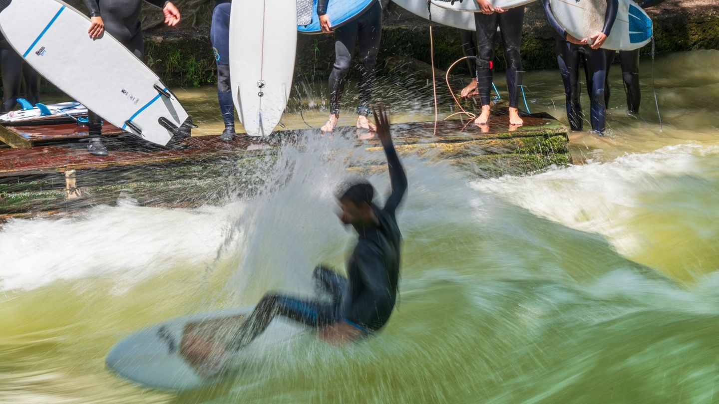 Endlich wieder mit dem Brett auf die Eisbachwelle - darauf hoffen Surferinnen und Surfer in München. (Archivbild) Foto: Peter Kn