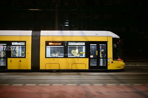 Bei der BVG stehen zusätzliche Fahrzeuge und Fahrer bereit, um nachts die Oberleitungen eisfrei zu halten. (Archivbild) Foto: Se