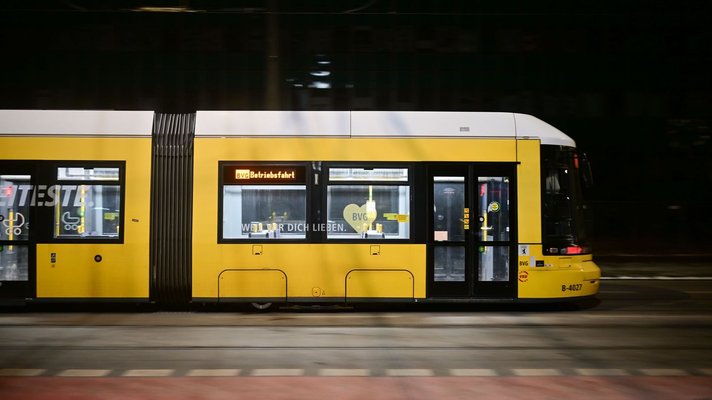 Bei der BVG stehen zusätzliche Fahrzeuge und Fahrer bereit, um nachts die Oberleitungen eisfrei zu halten. (Archivbild) Foto: Se