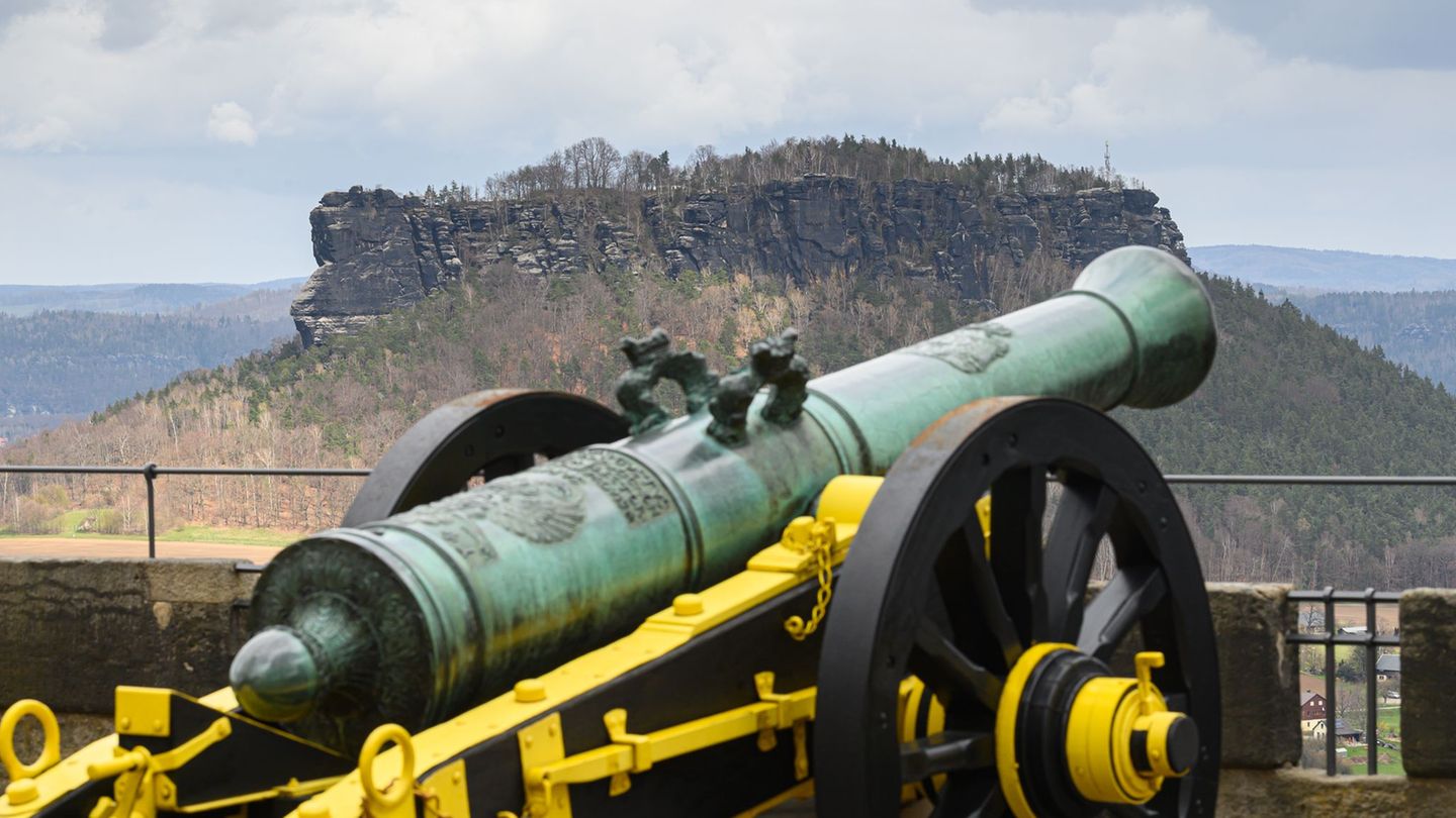 Die Festung Königstein lockt mit Kanonendonner und Märchenfesten. (Archivbild) Foto: Robert Michael/dpa-Zentralbild/dpa