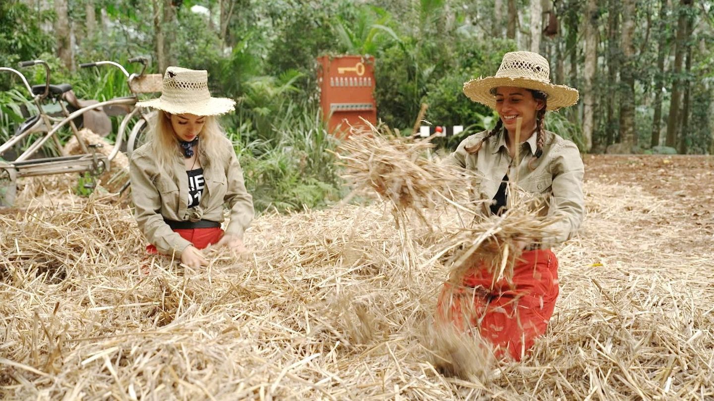 Ariel und Eva werden auf Schatzsuche geschickt. Dabei müssen sie in einem riesigen Heuhaufen Münzen finden und damit am Automaten Schlüssel ziehen. Nur, wenn der Automat den richtigen Schlüssel ausspuckt, dürfen sie die Schatzkiste mit ins Camp nehmen. Insgesamt fünf Münzen haben sie ergattert - und haben Glück: Sie bekommen den passenden Schlüssel