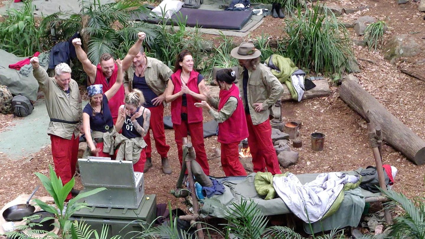 Eva und Ariel schleppen die Schatzkiste ins Camp und müssen noch eine Frage korrekt beantworten: Addiert man alle Augen eines klassischen Würfels, erhält man welches Ergebnis? A: 16 oder B: 21? Die Stars errechnen die korrekte Antwort B und erhalten zur Belohnung Proteinriegel. Großer Jubel brandet im Urwald auf