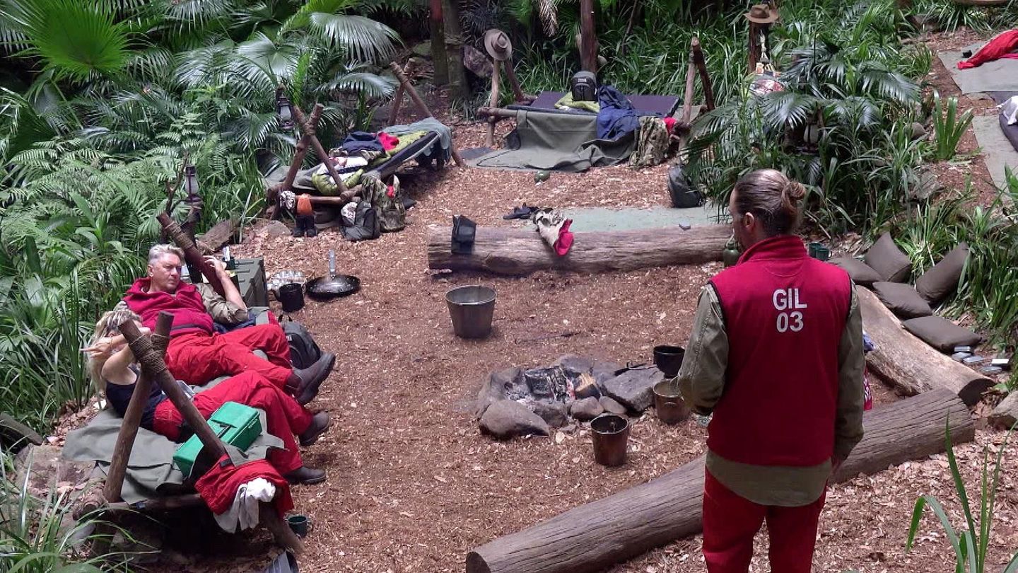 Es ist das vielleicht größte Comeback seit Bobby Ewing bei "Dallas" zurückkehrte: Gil Ofarim ist nach seinem Unfall bei der Dschungelprüfung zurück ins Camp gekehrt. Seine Mitbewohner möchten wissen, wie es ihm geht. Der Sänger scheint das erwachte Interesse an seiner Person sichtlich zu genießen