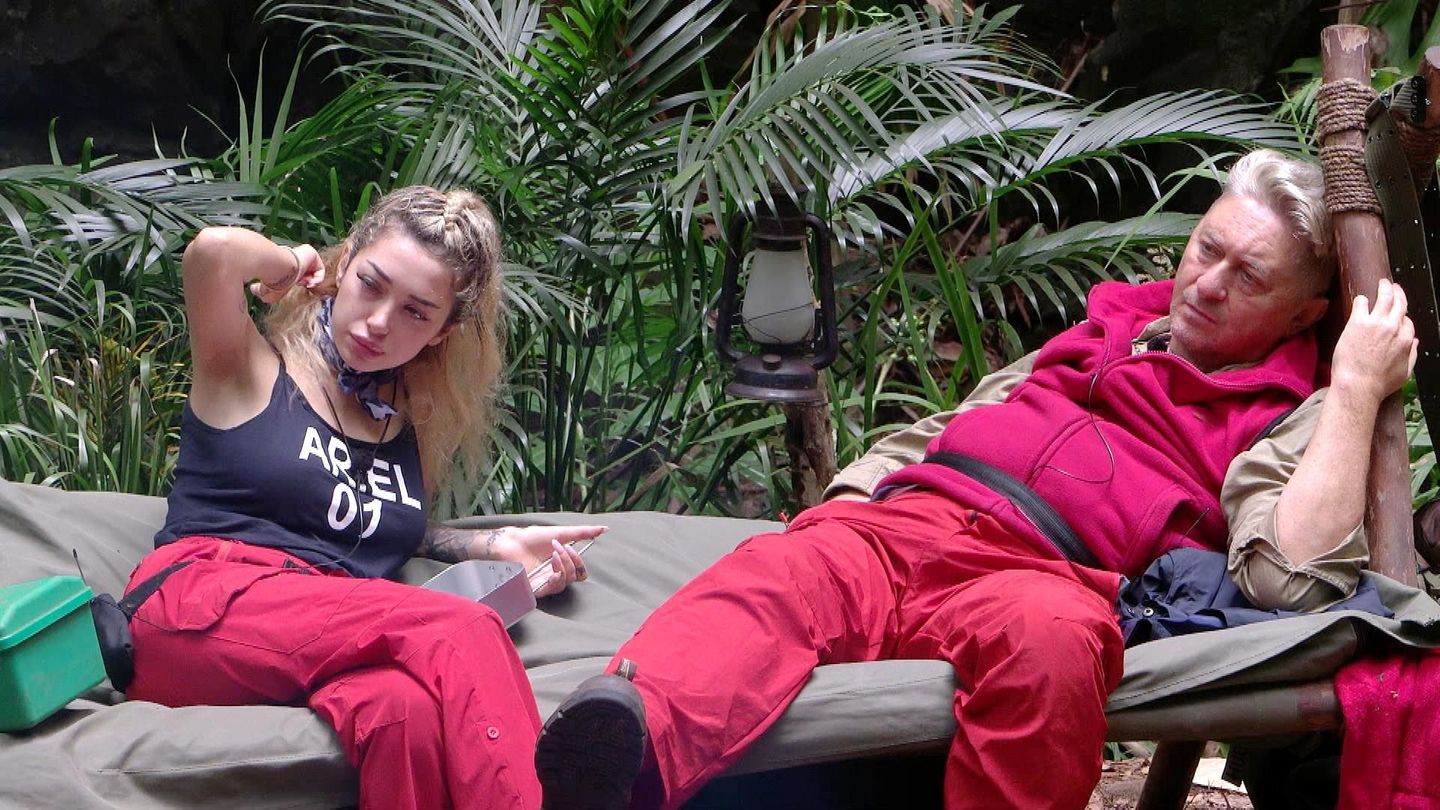 Auch Hubert stiftet sie zum Lästern an: "Was bewegt die Zuschauer, immer noch für einen Gil anzurufen?", fragt sie ihn. Der Franke vermutet: "Um ihn zu ärgern, dass er nicht raus kann." Das glaubt Ariel nicht, schließlich sei er ja nach seinem Unfall freiwillig zurück ins Camp gegangen