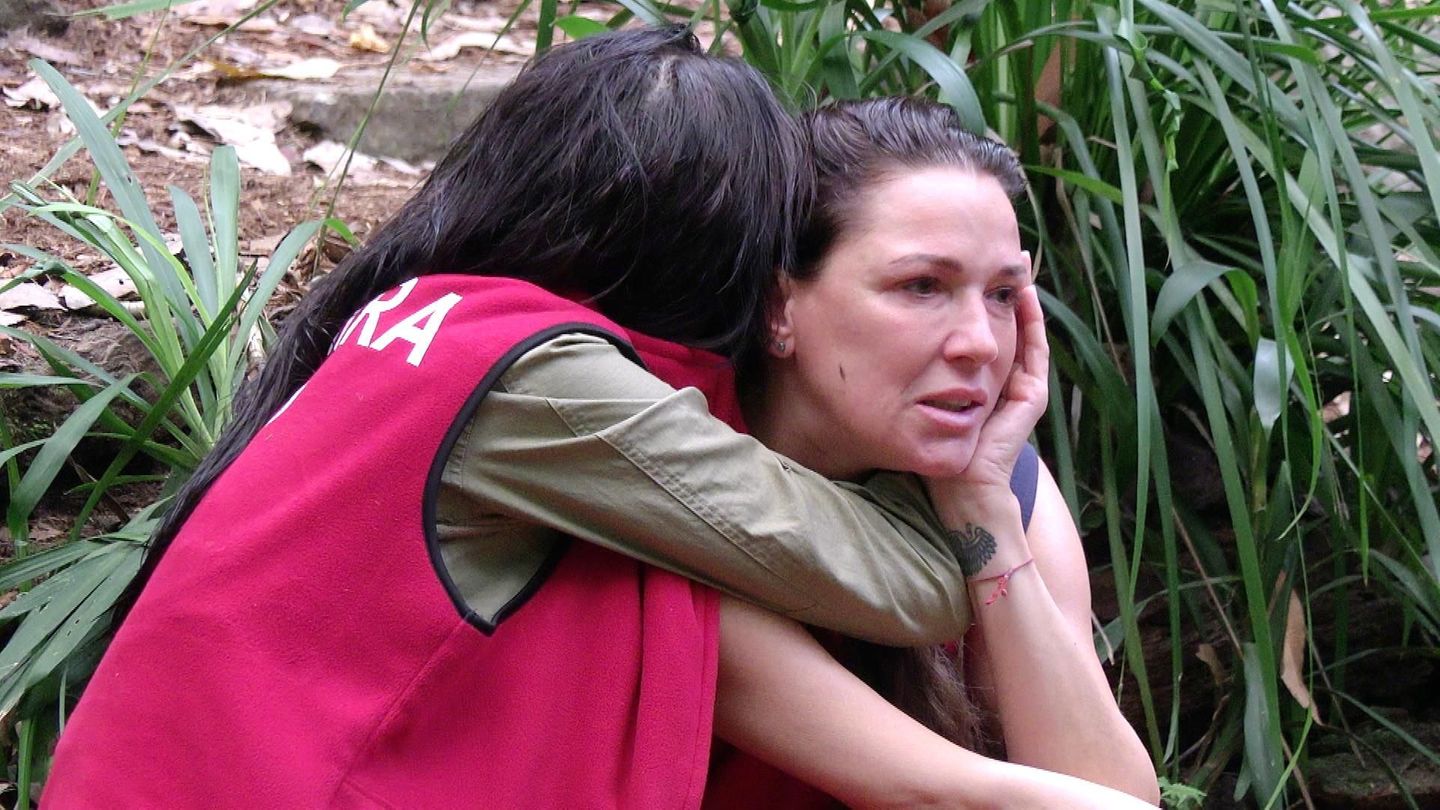 Ihr Gespräch mit Hardy Krüger weckt traurige Erinnerungen. Simone Ballack (r.) hat vom Tod ihres Sohnes Emilio erzählt. Samira Yavuz nimmt sie in den Arm und tröstet sie