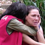 Ihr Gespräch mit Hardy Krüger weckt traurige Erinnerungen. Simone Ballack (r.) hat vom Tod ihres Sohnes Emilio erzählt. Samira Yavuz nimmt sie in den Arm und tröstet sie